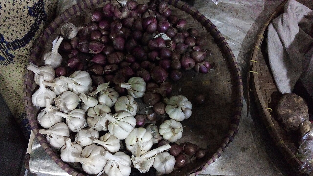 Bawang merah dan bawang putih di tampah
