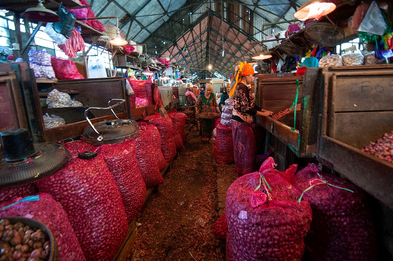 Karung bawang merah di pasar